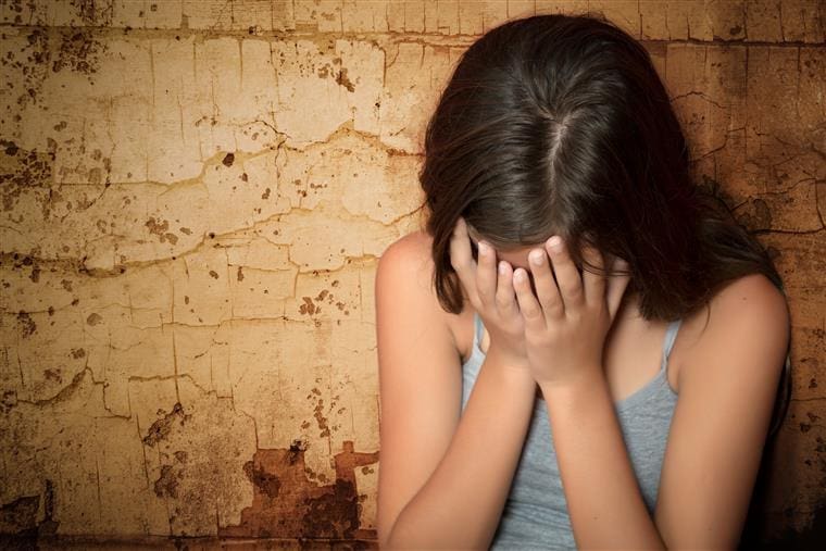 Rapta e abusa sexualmente de dois menores