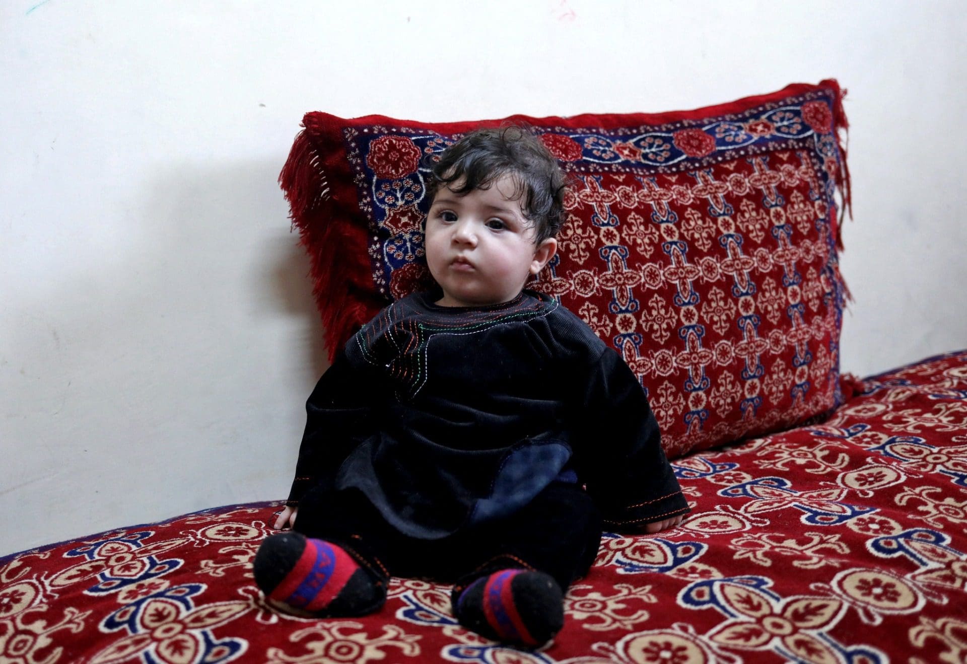 Bebé afegão é devolvido à família cinco meses depois