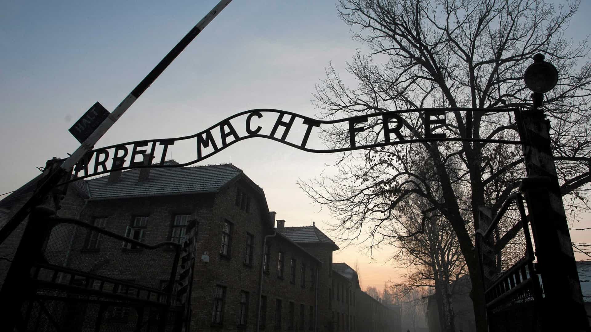 Faz saudação nazi em frente a Auschwitz