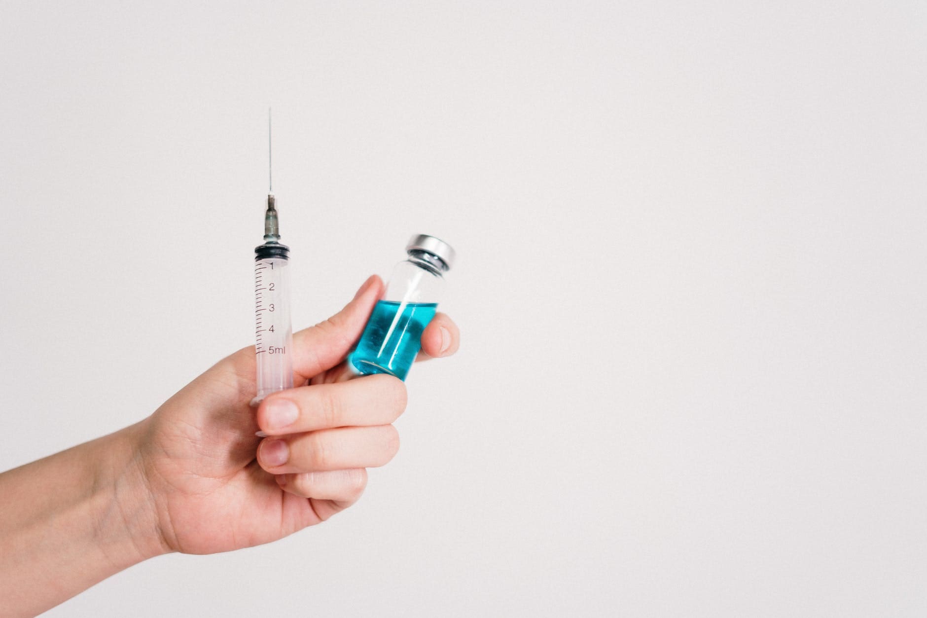Covid-19: Pessoas vacinadas que contraíram a doença têm maior proteção