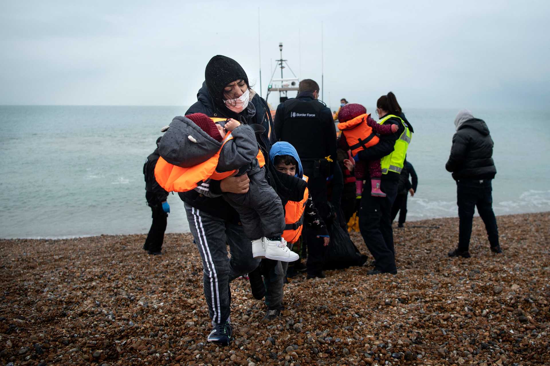 Número de migrantes resgatados no Canal da Mancha bate recorde
