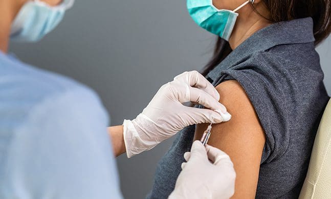Vacinas aprovadas na UE protegem contra Ómicron