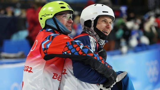 Atletas russo e ucraniano abraçam-se nos Jogos Olímpicos