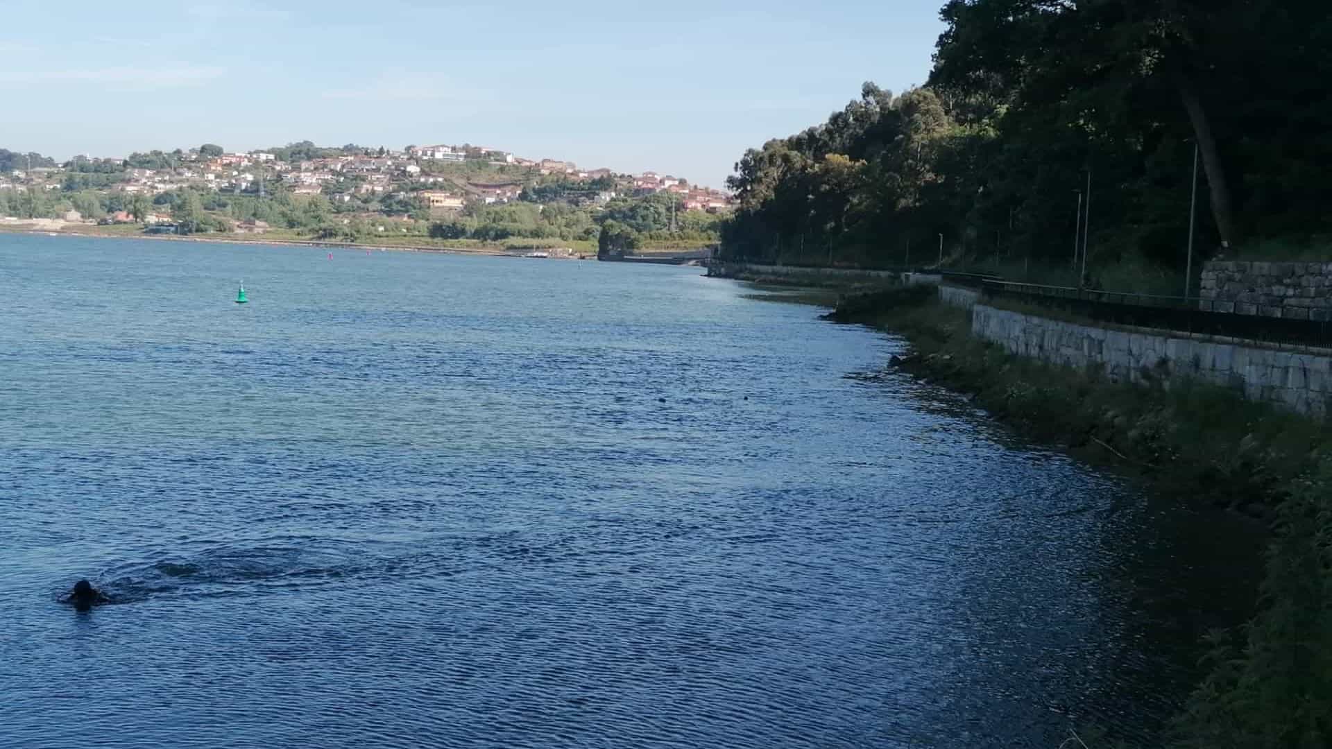 Carro submerso no rio Douro