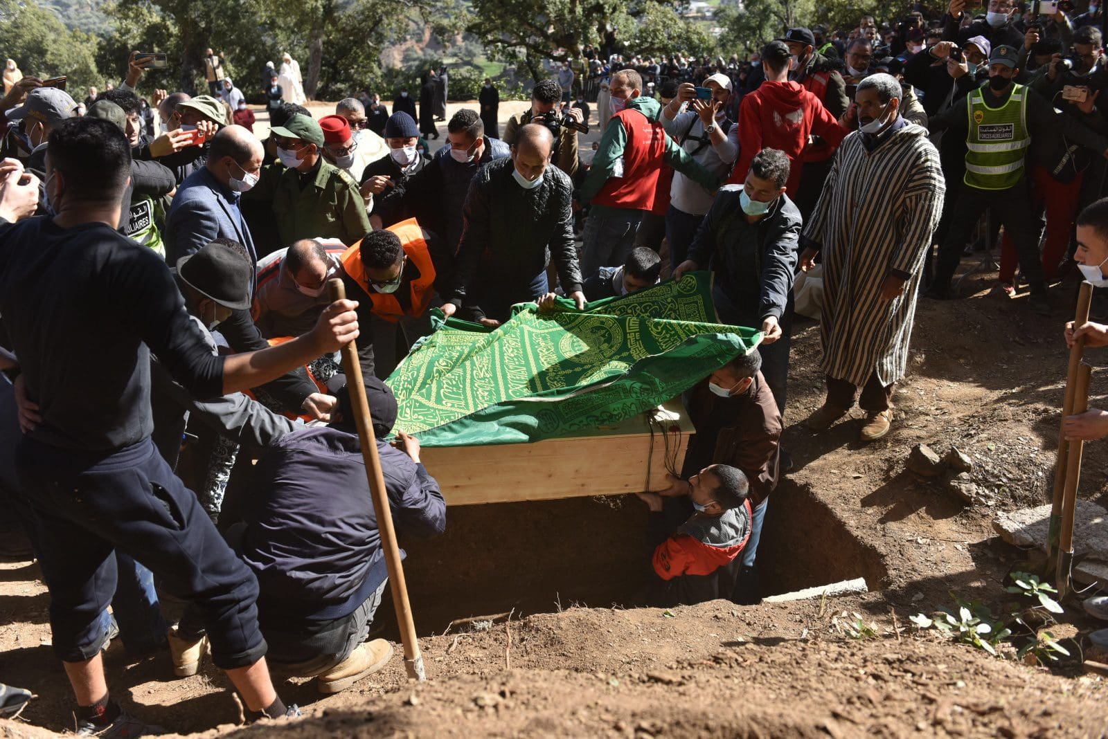 Centenas de pessoas no funeral de Rayan