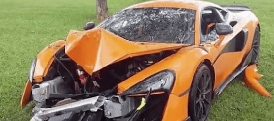 Jogador brasileiro bate numa árvore e destrói carro milionário