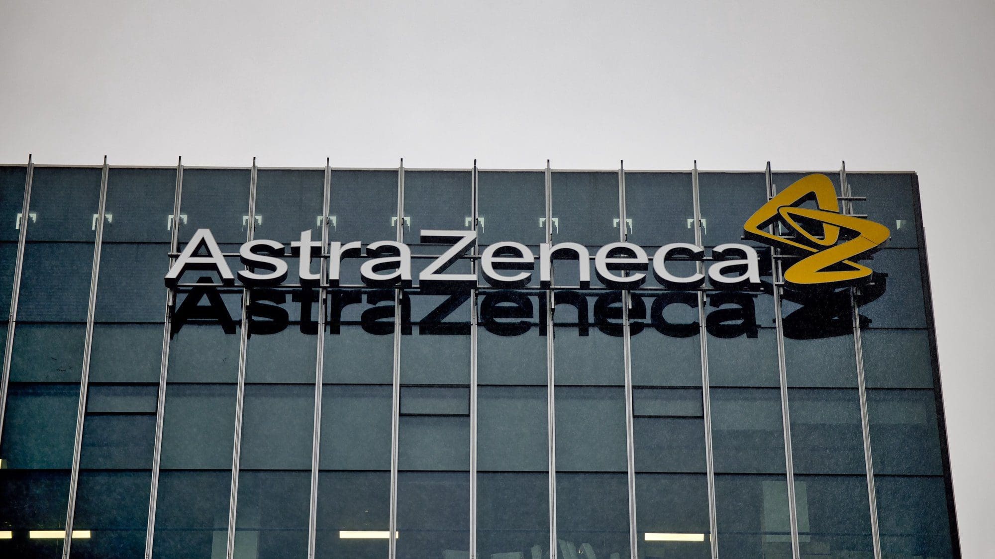 Lucro da AstraZeneca cai para 100 milhões de euros em 2021