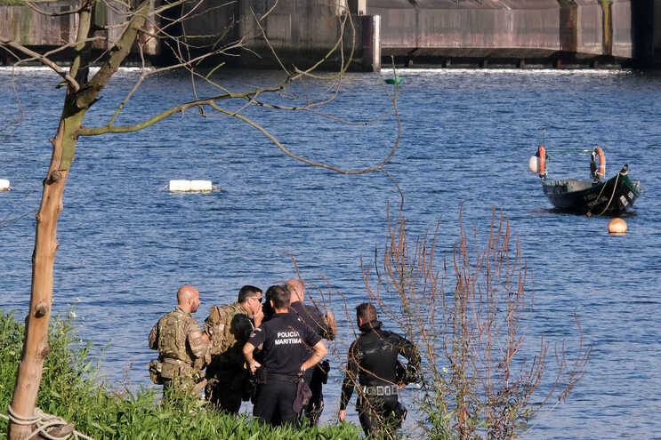 Marinha desativa granada na margem do rio Douro