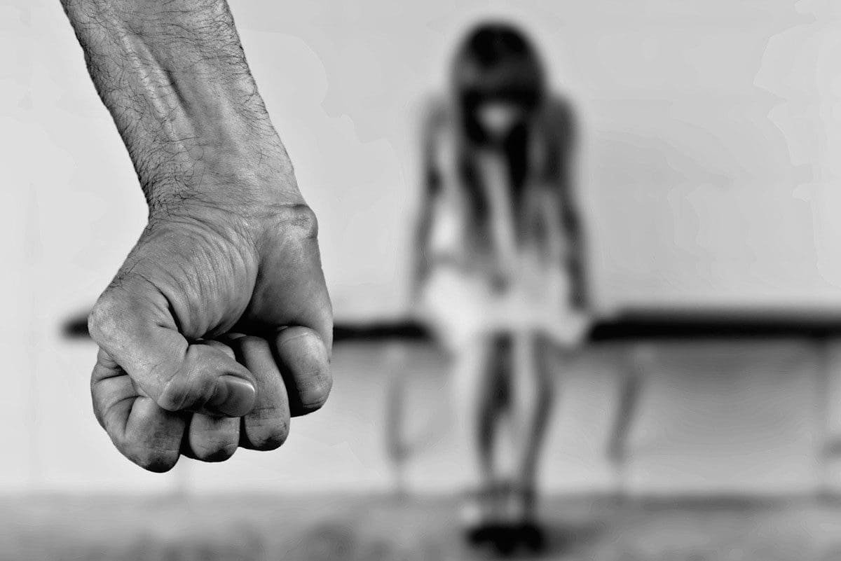 Homem viola as três filhas no Barreiro. Violência doméstica, agressão.