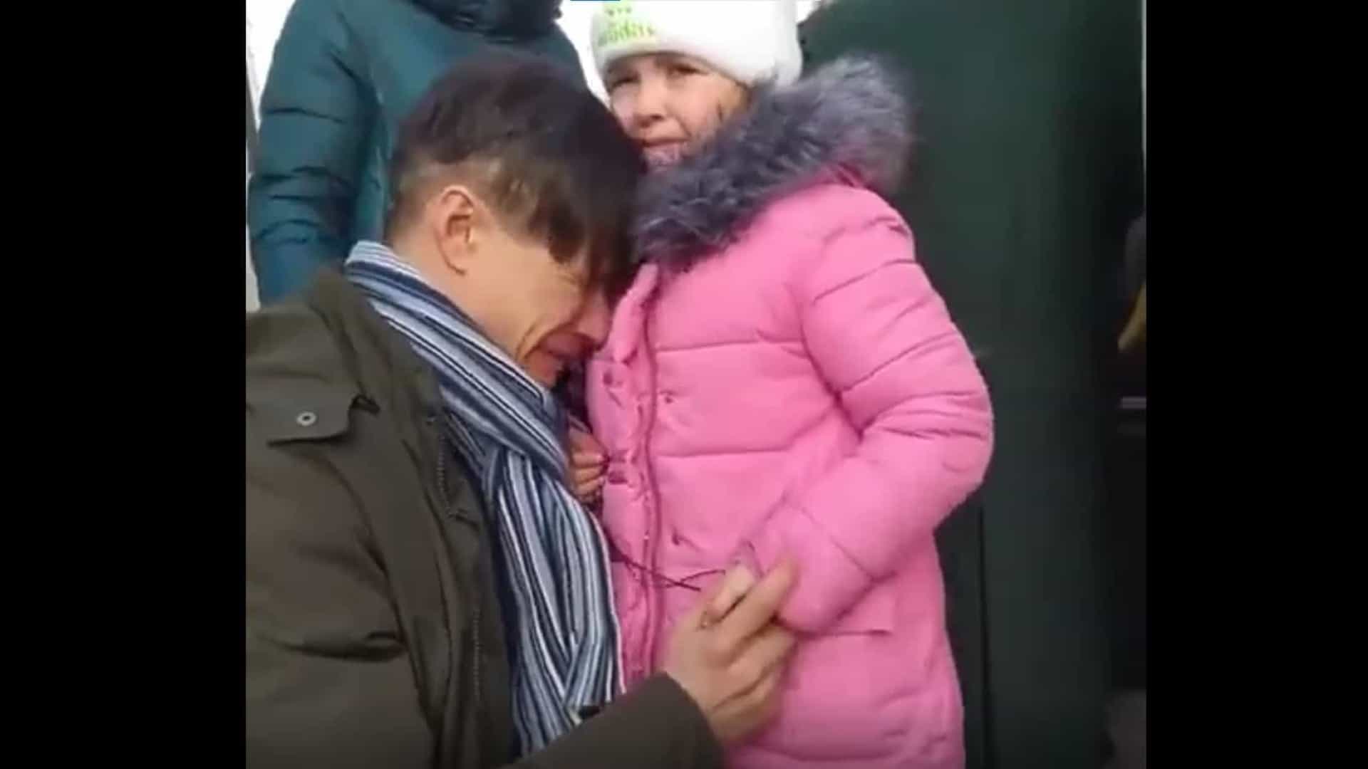 Vídeo mostra pai a despedir-se da filha na Ucrânia