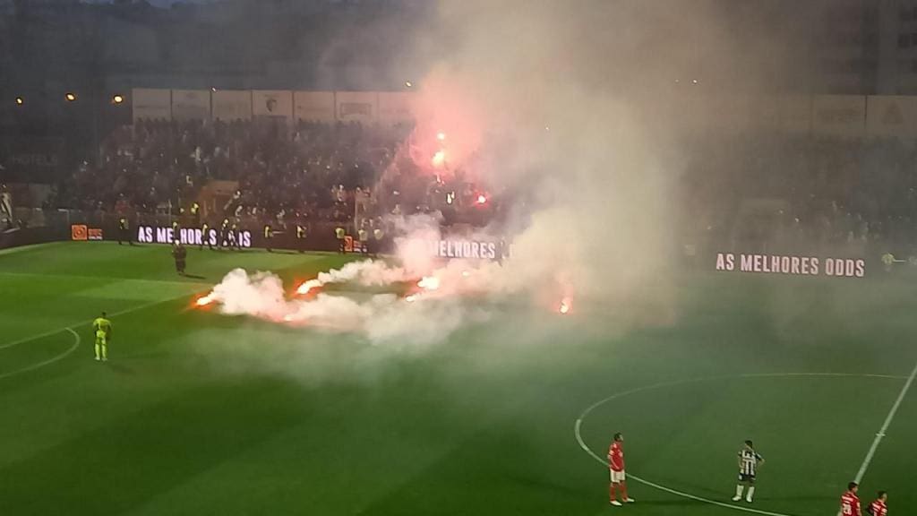 Benfica multado por tochas em Portimão