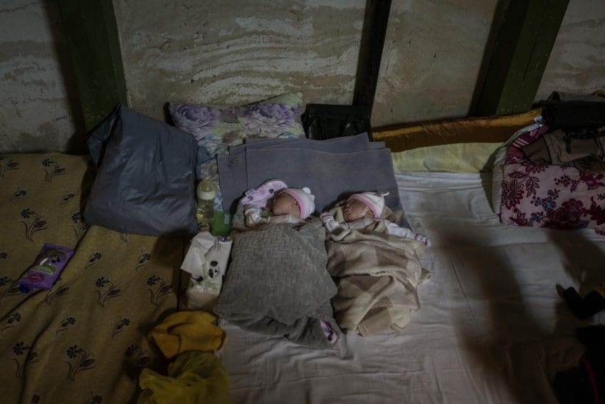 Hospital de Kharkiv improvisa maternidade em bunker