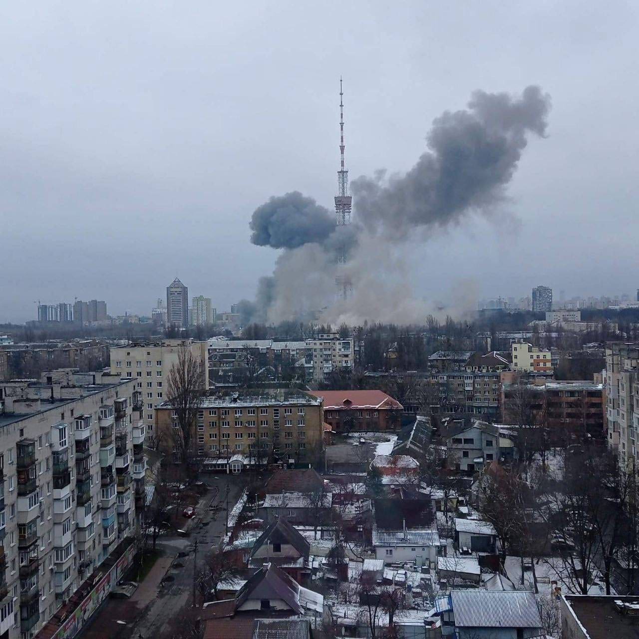 Imagens do ataque a uma torre de televisão em Kiev