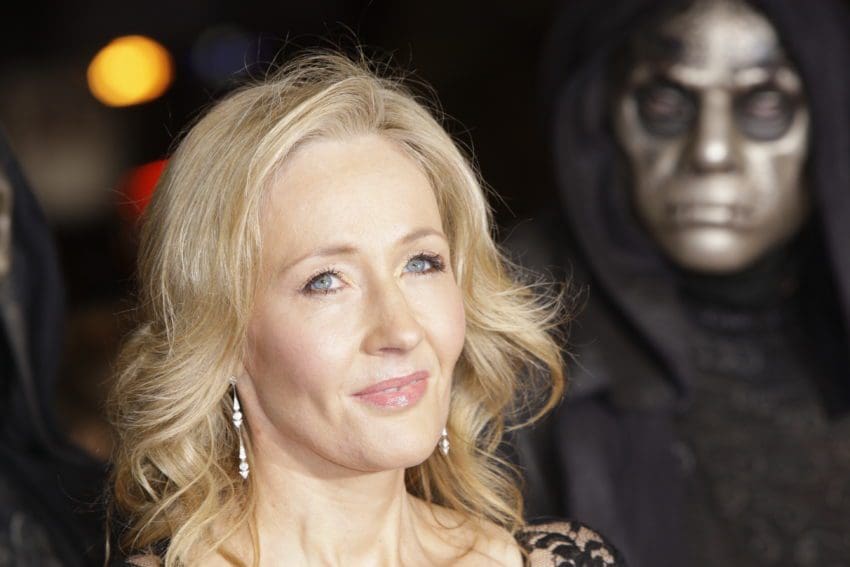 J. K. Rowling doa até 1,2 milhões de euros para órfãos na Ucrânia