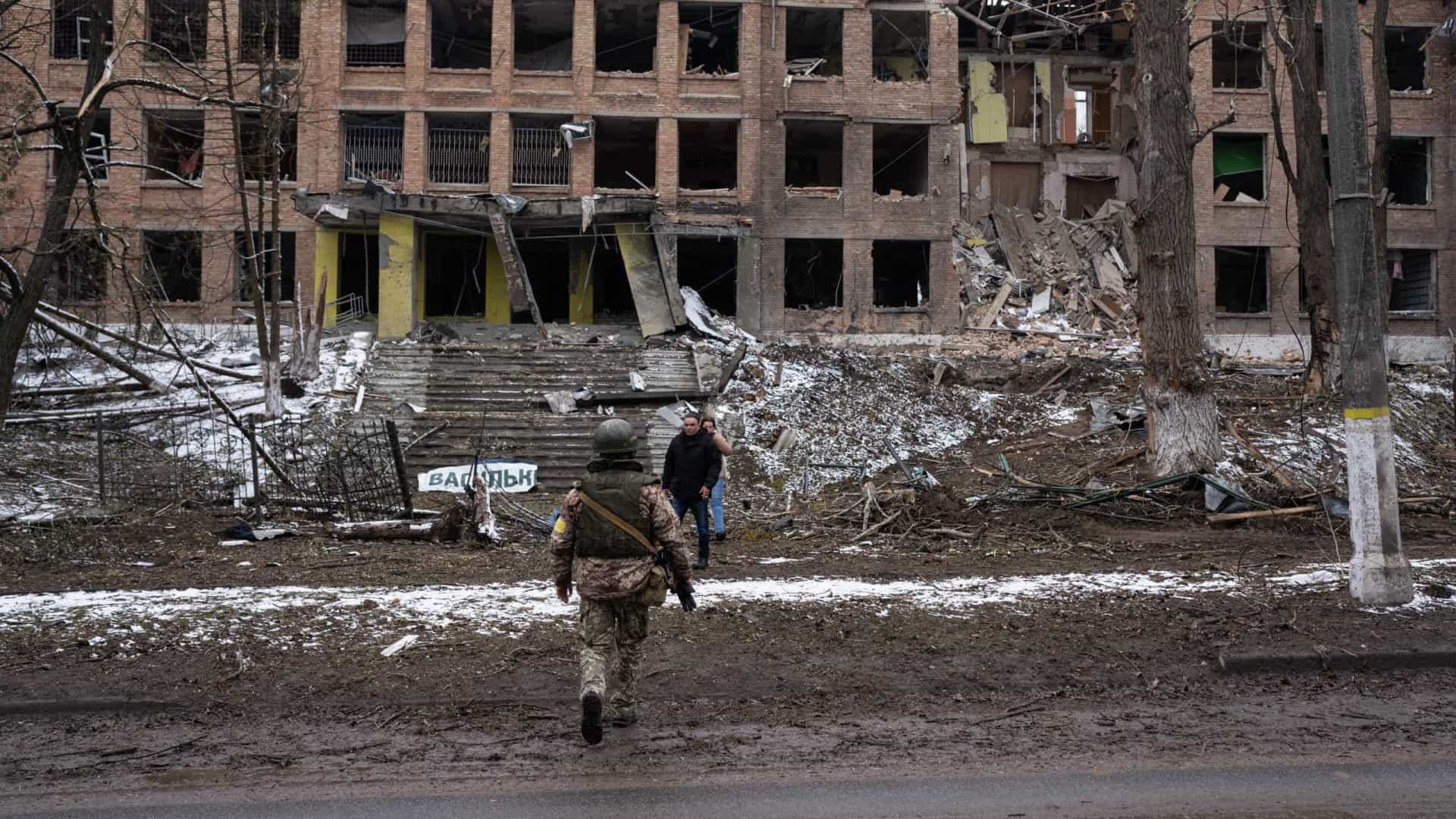 Médica recusa deixar Kiev para tratar soldados