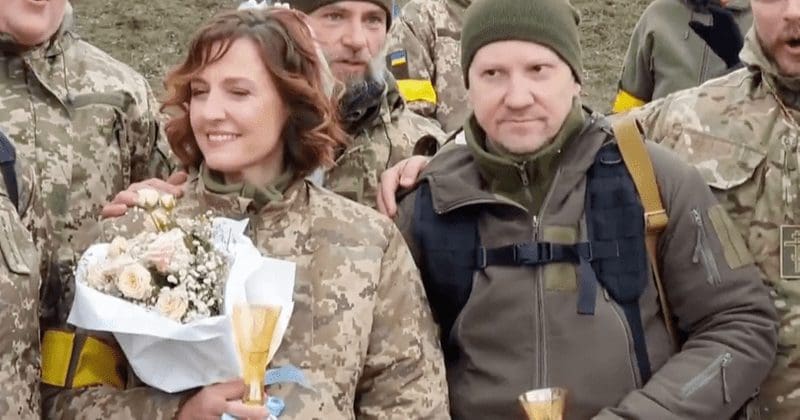 Militares ucranianos casam em plena guerra