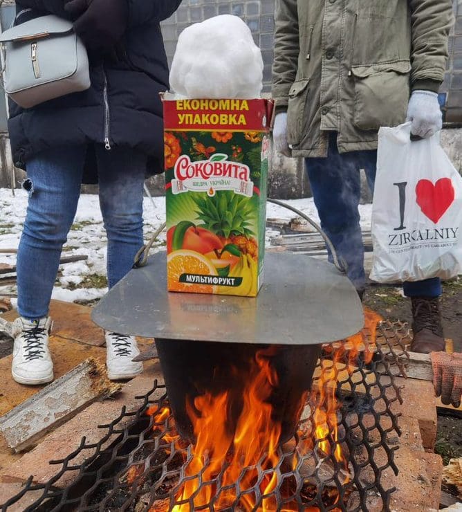 Ucranianos derretem neve para beber água