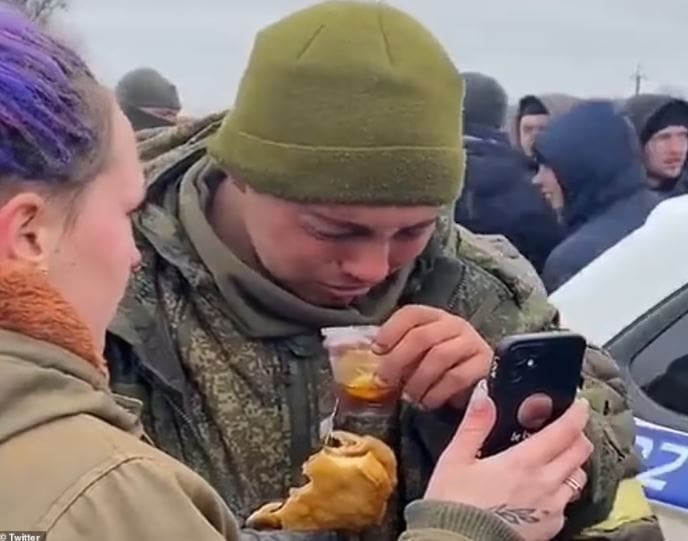Ucranianos oferecem chá quente a soldado russo