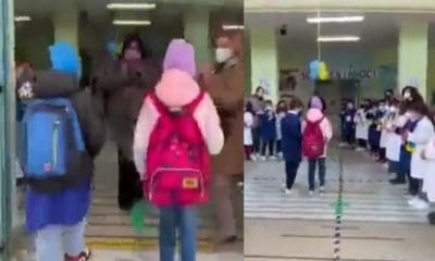 Ucranianos recebidos com aplausos no 1º dia de escola em Itália