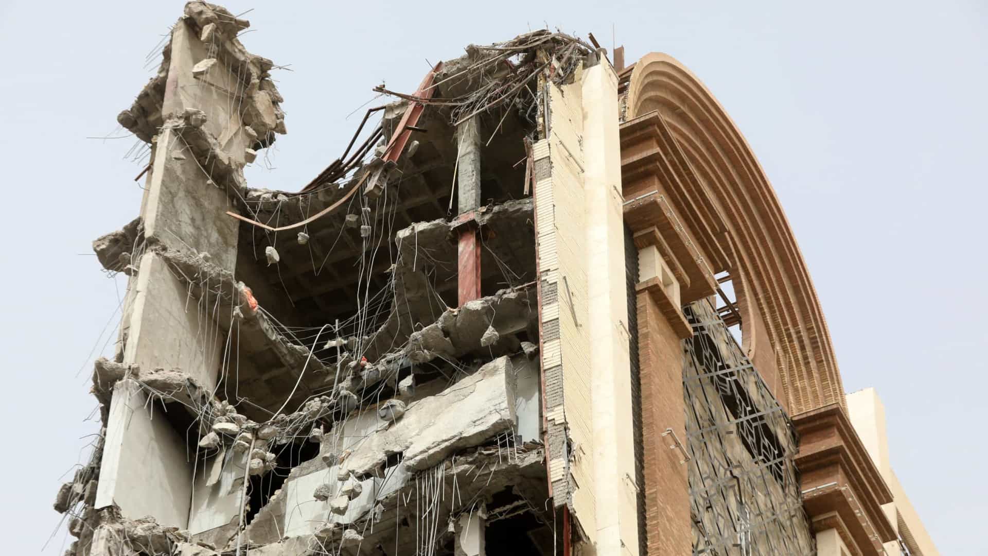 19 mortos em colapso de edifício no Irão
