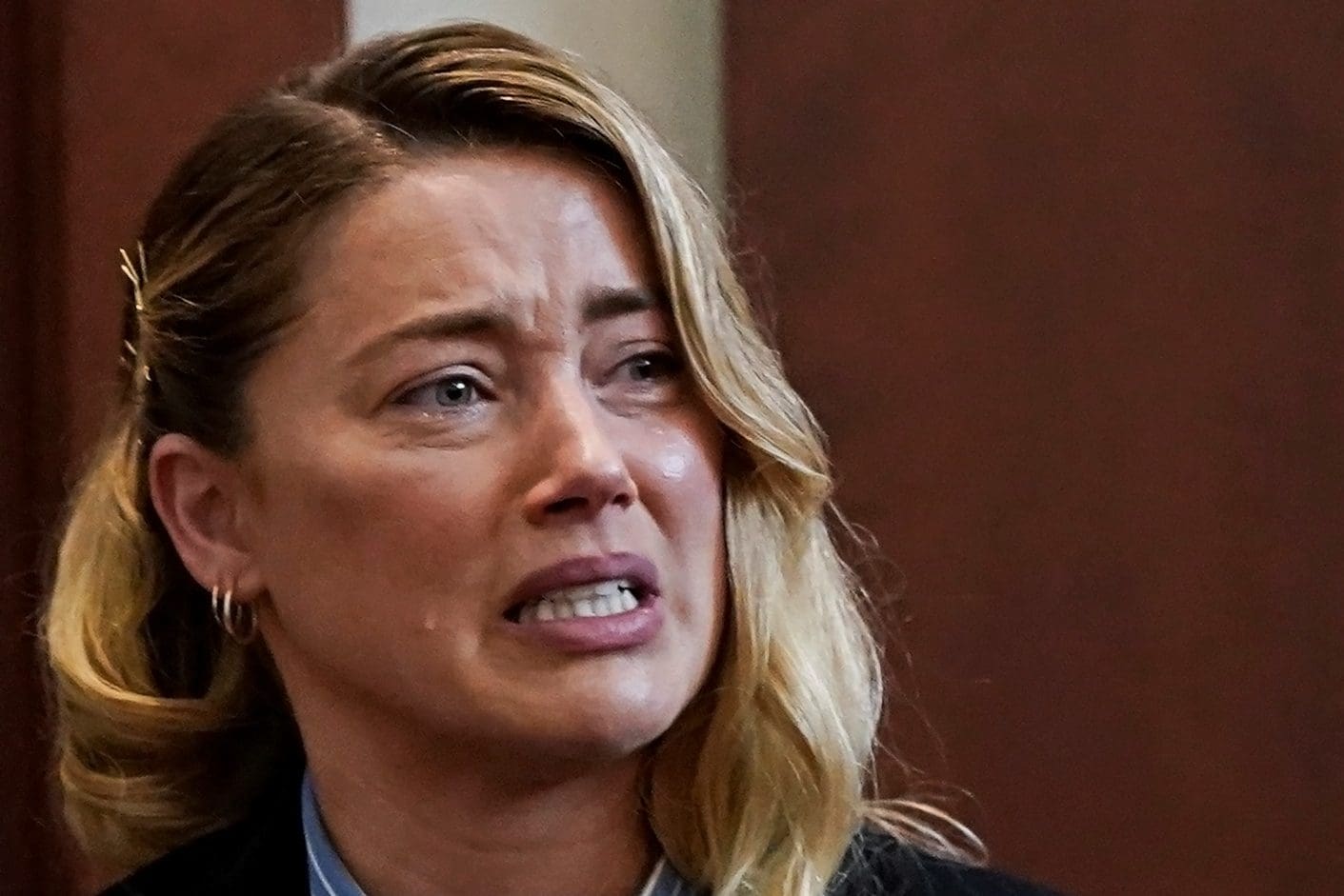 Amber Heard descreve alegados abusos físicos de Depp em tribunal