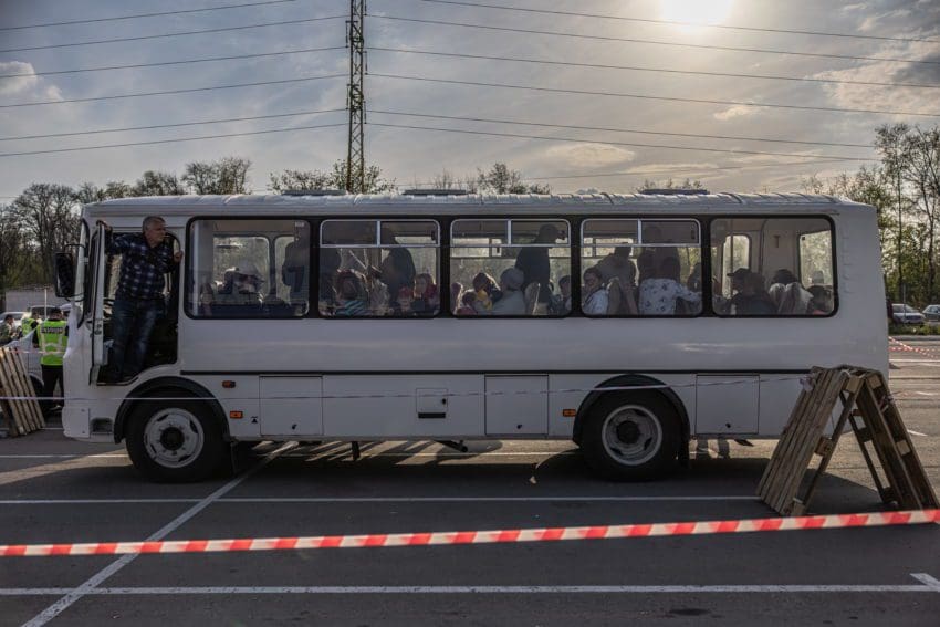 Civis continuam a sair de Mariupol