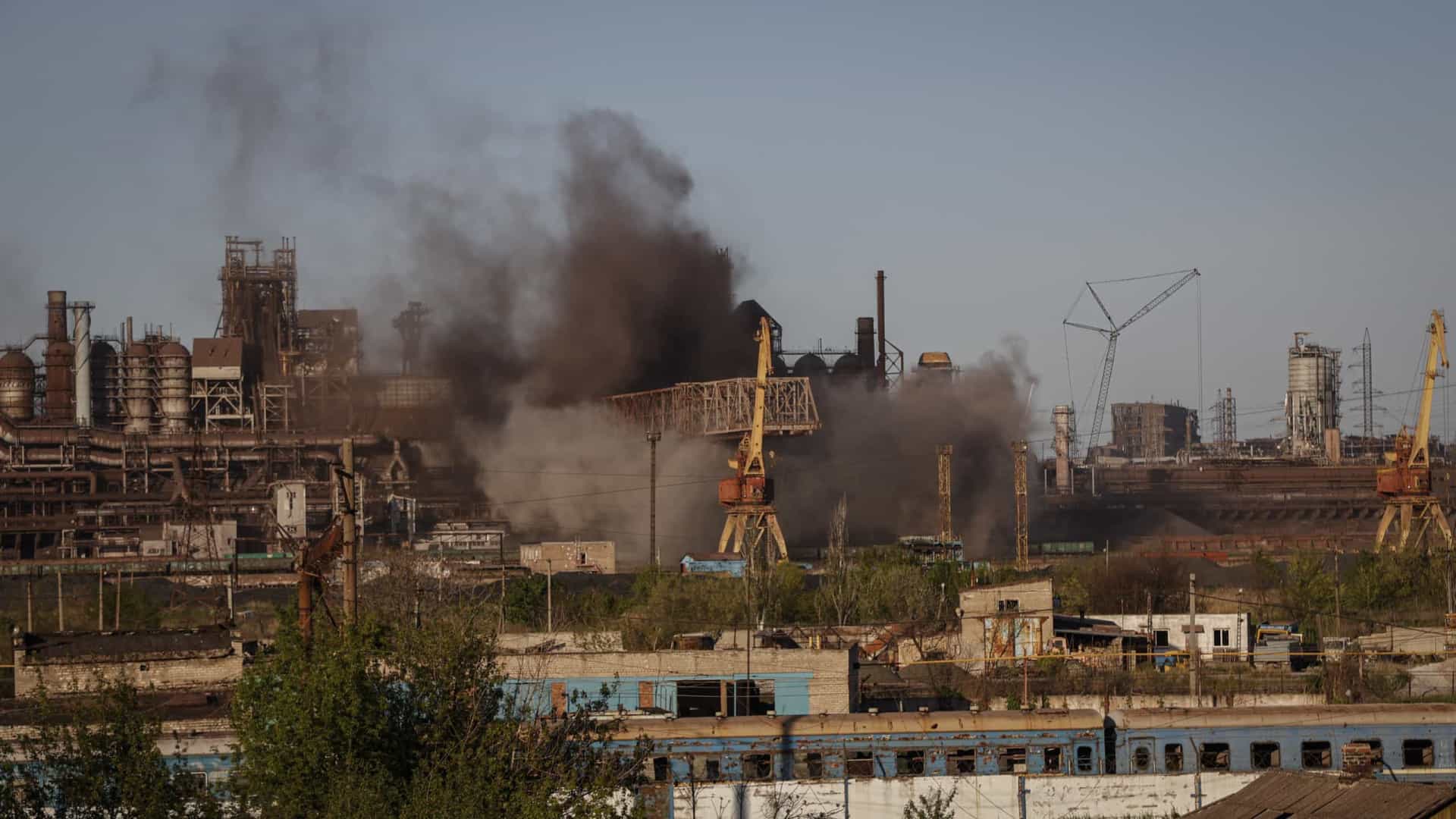 Forças russas atacam novamente complexo siderúrgico de Azovstal