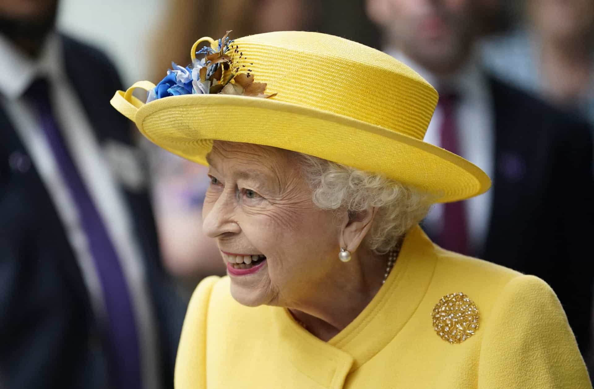 Isabel II aparece em inauguração de linha de metro