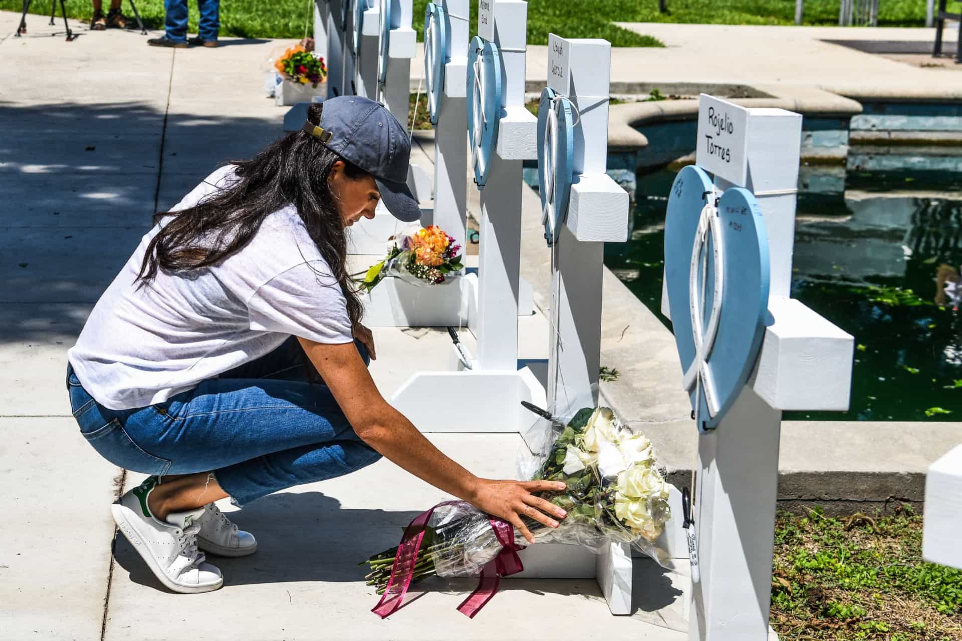 Meghan Markle homenageia vítimas de tiroteio do Texas