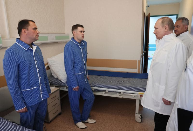 Putin visita pela primeira vez soldados russos feridos