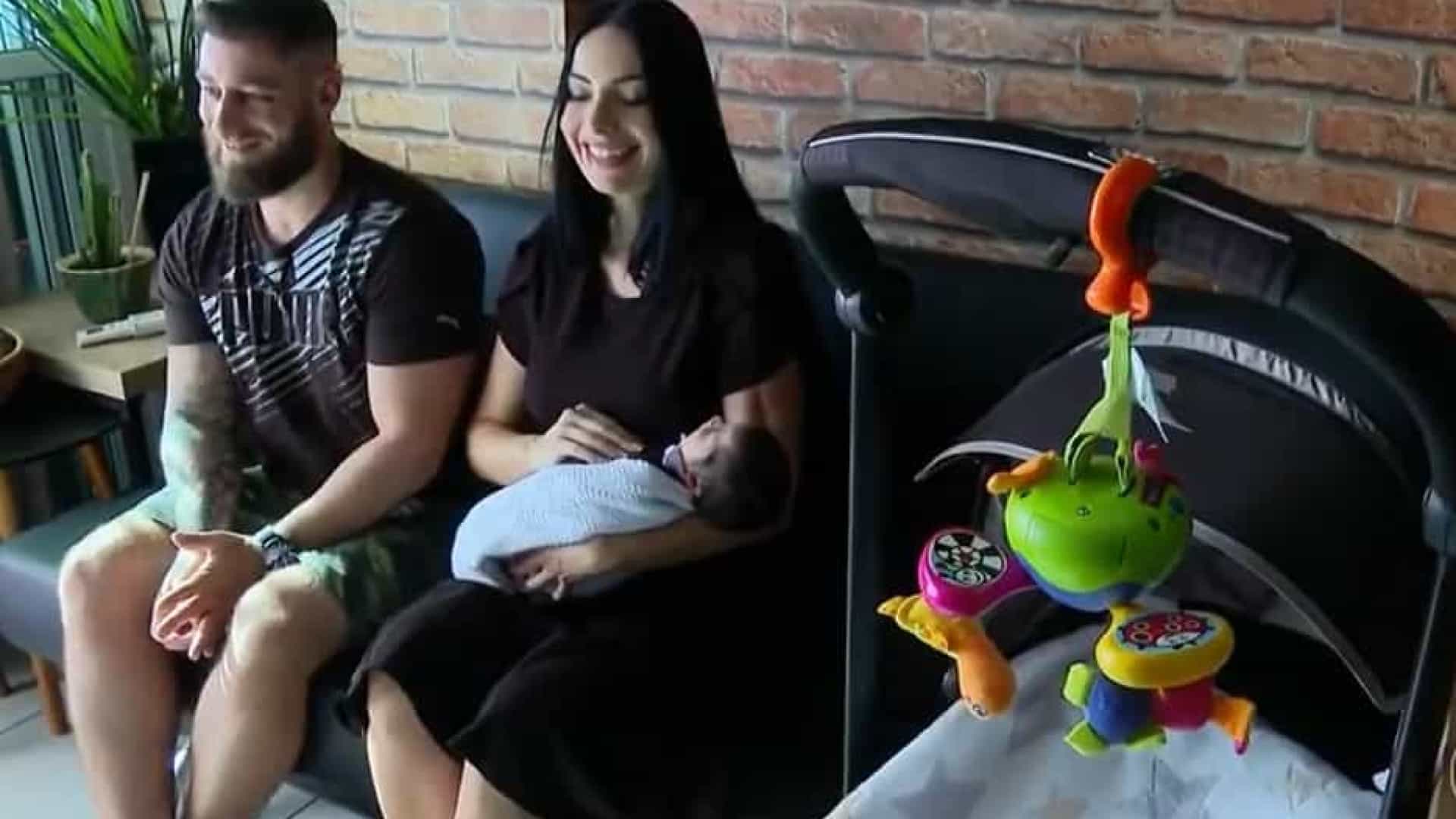 Bebé operado no útero da mãe no Brasil