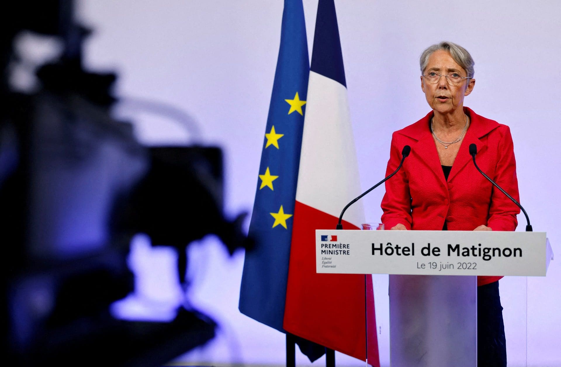 França: Primeira-ministra pede demissão