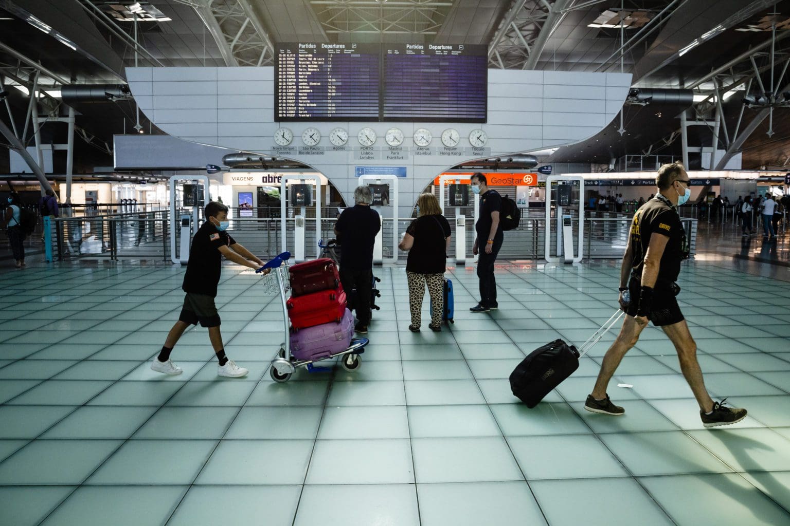Funcionários de aeroporto do Porto roubavam malas