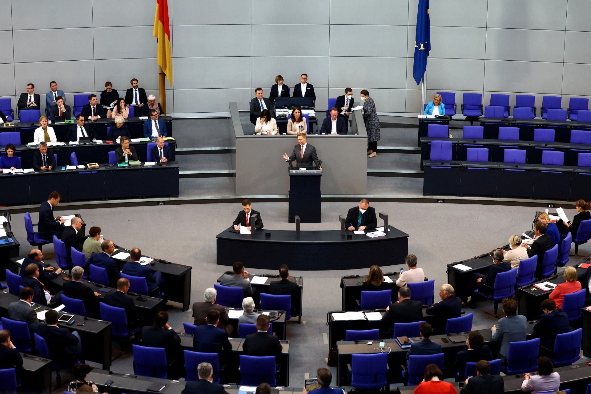 Parlamento alemão altera Constituição para aumentar orçamento de defesa