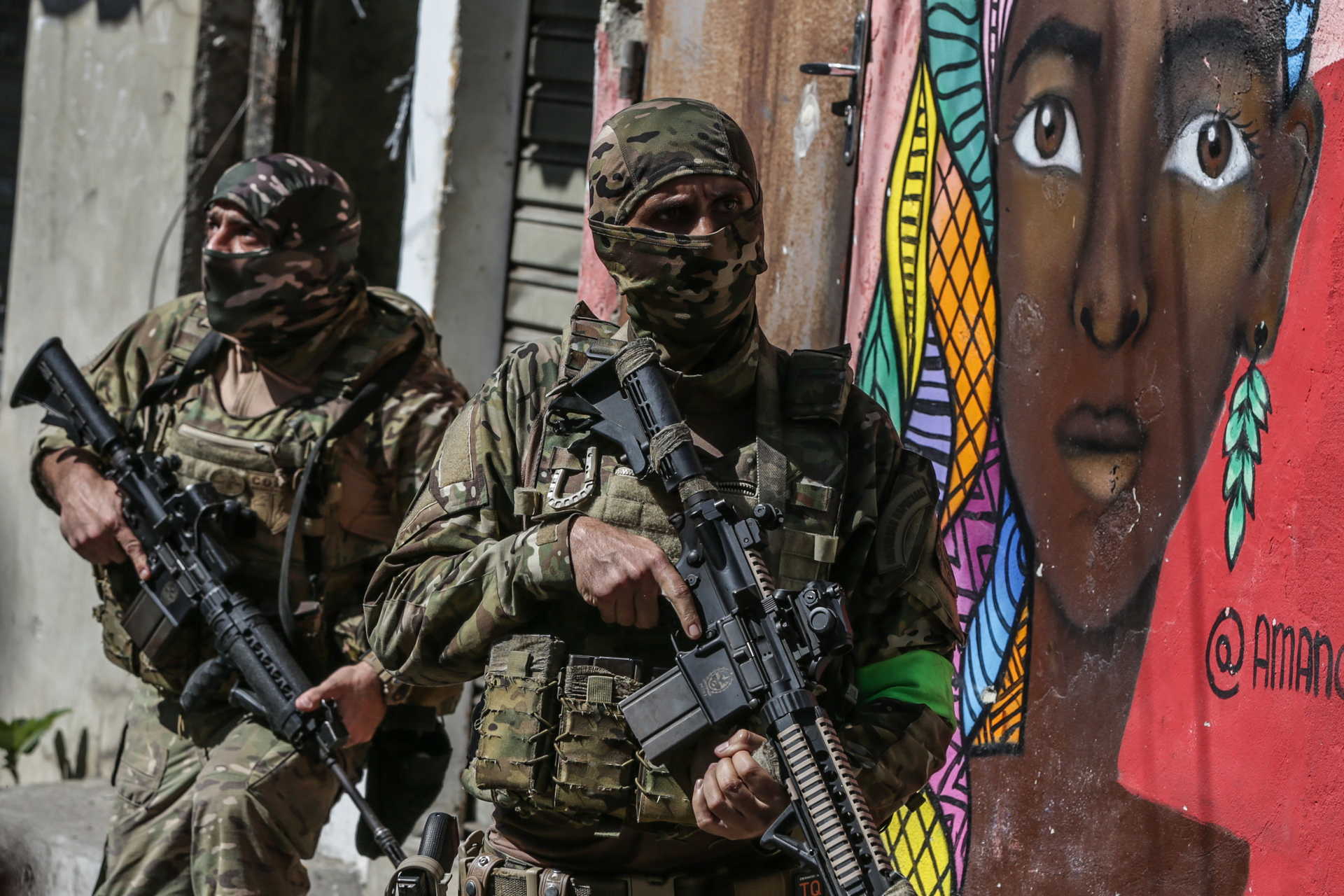 Operação policial mata 18 pessoas em favela do Rio de Janeiro
