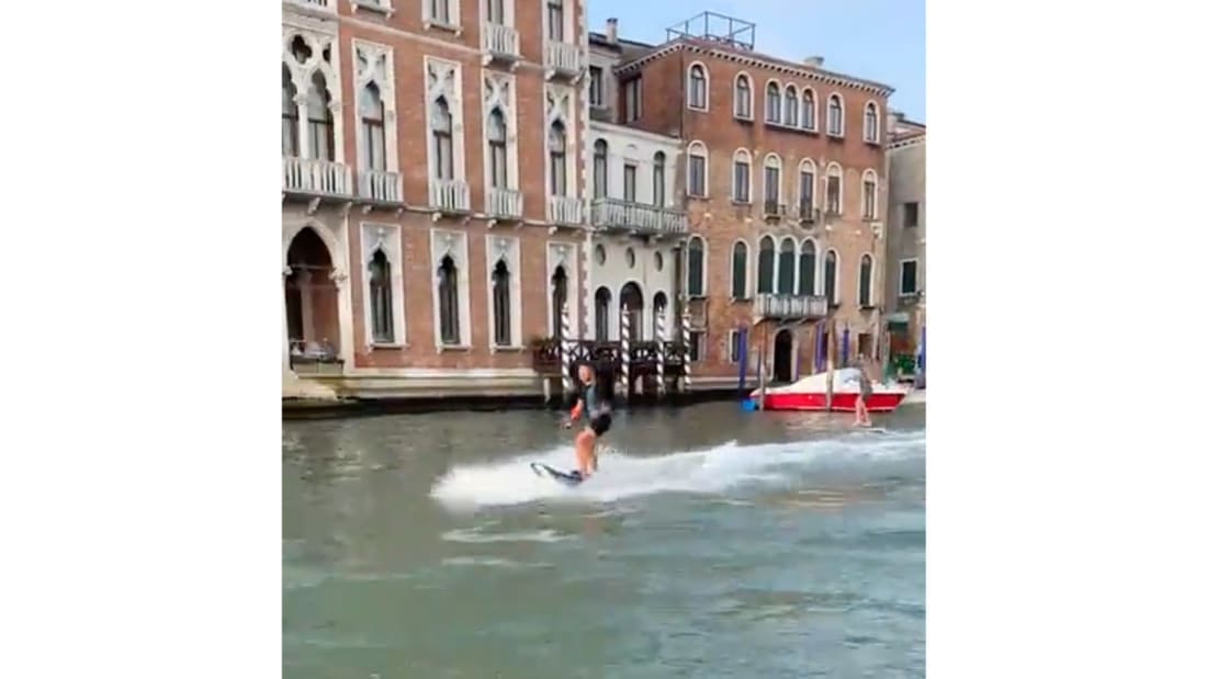 Turistas multados por fazerem surf no Grande Canal em Veneza