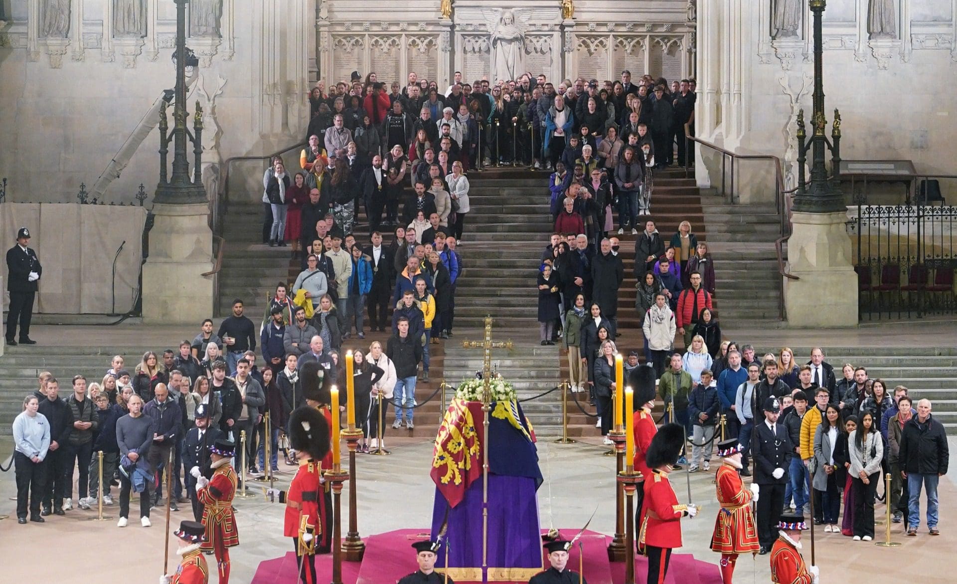 Cerca de 250 mil pessoas foram velar Isabel II