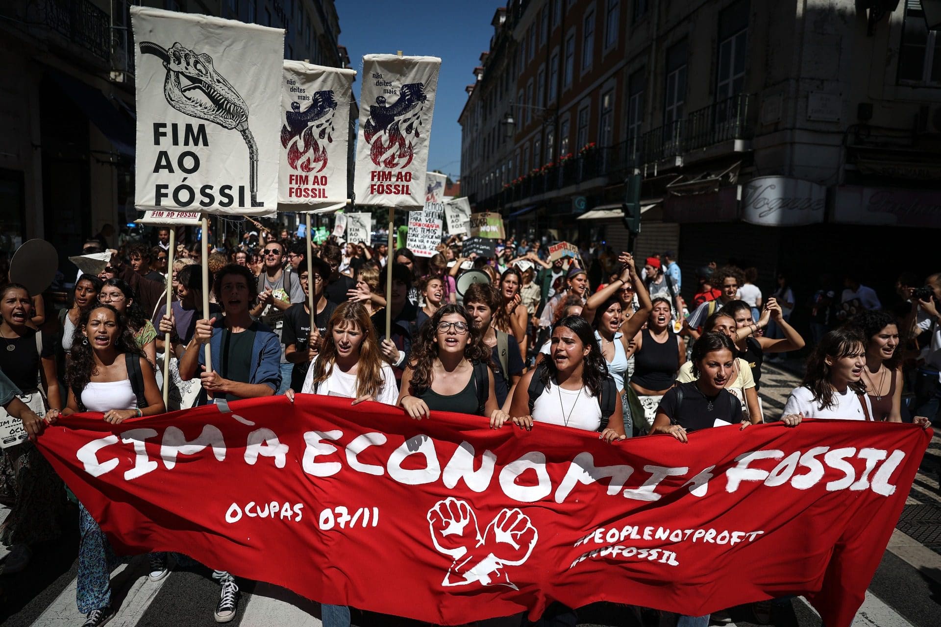Clima: Manifestação de estudantes junta dezenas em Lisboa contra "colapso civilizacional"