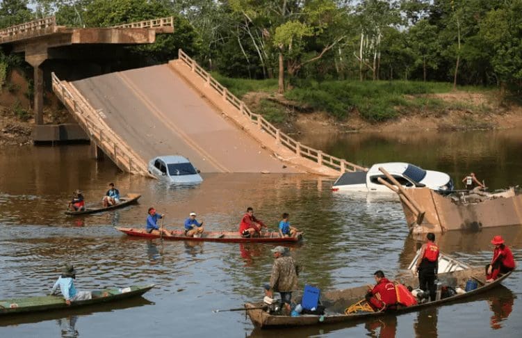 Ponte desaba no Brasil e provoca três mortos