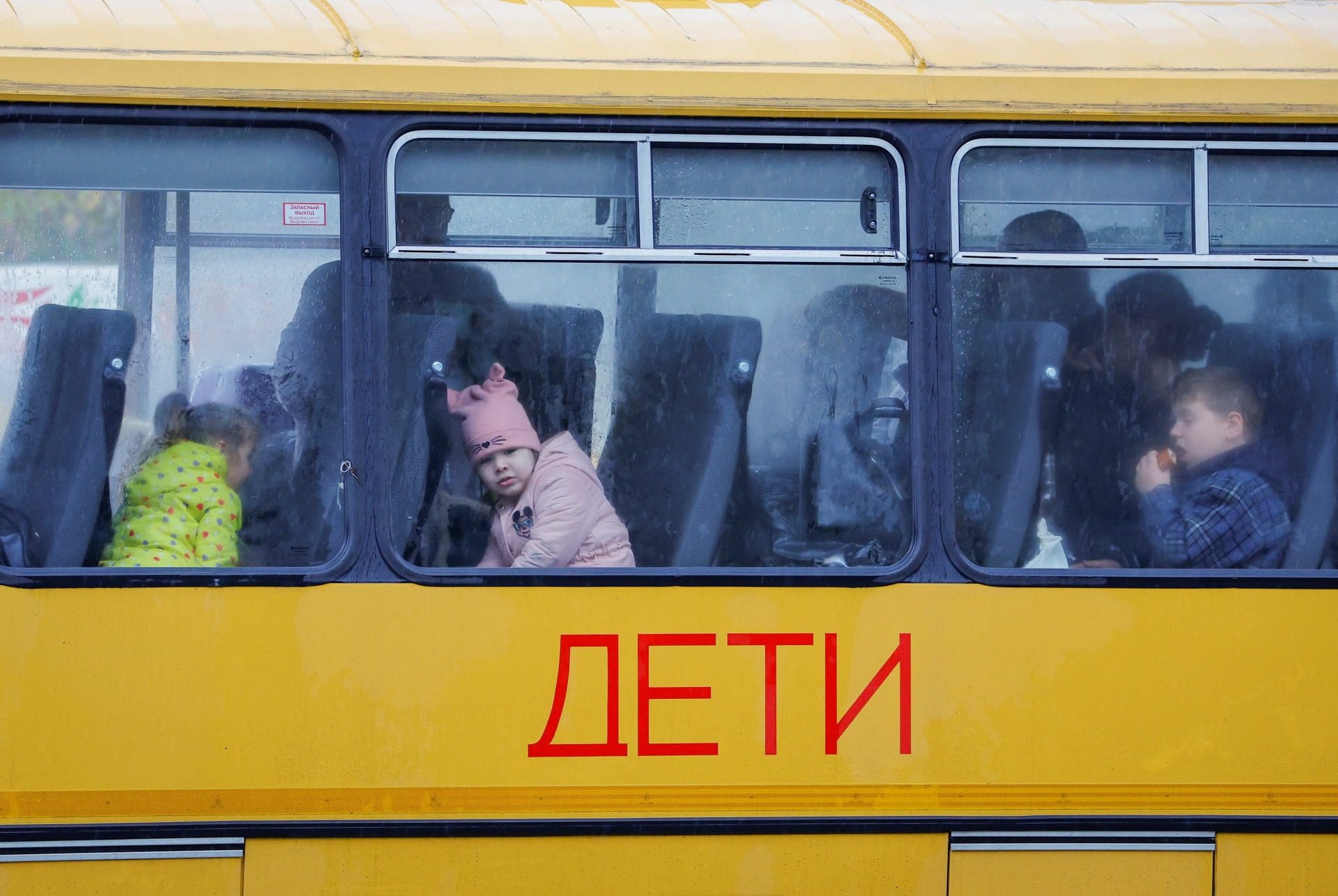 Mais de quatro milhões de pessoas vindas da Ucrânia pediram proteção temporária na UE