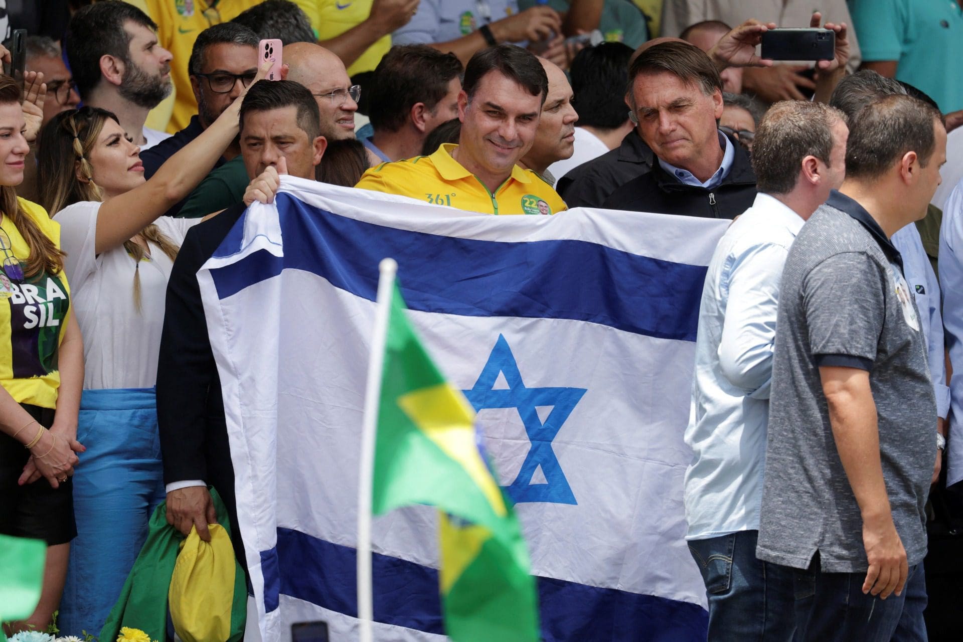 Flávio Bolsonaro: “Não vamos desistir do nosso país”