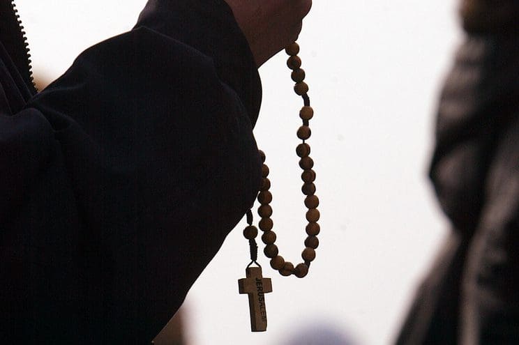 PGR esclarece que detenção de padre que se tentou entregar era inviável