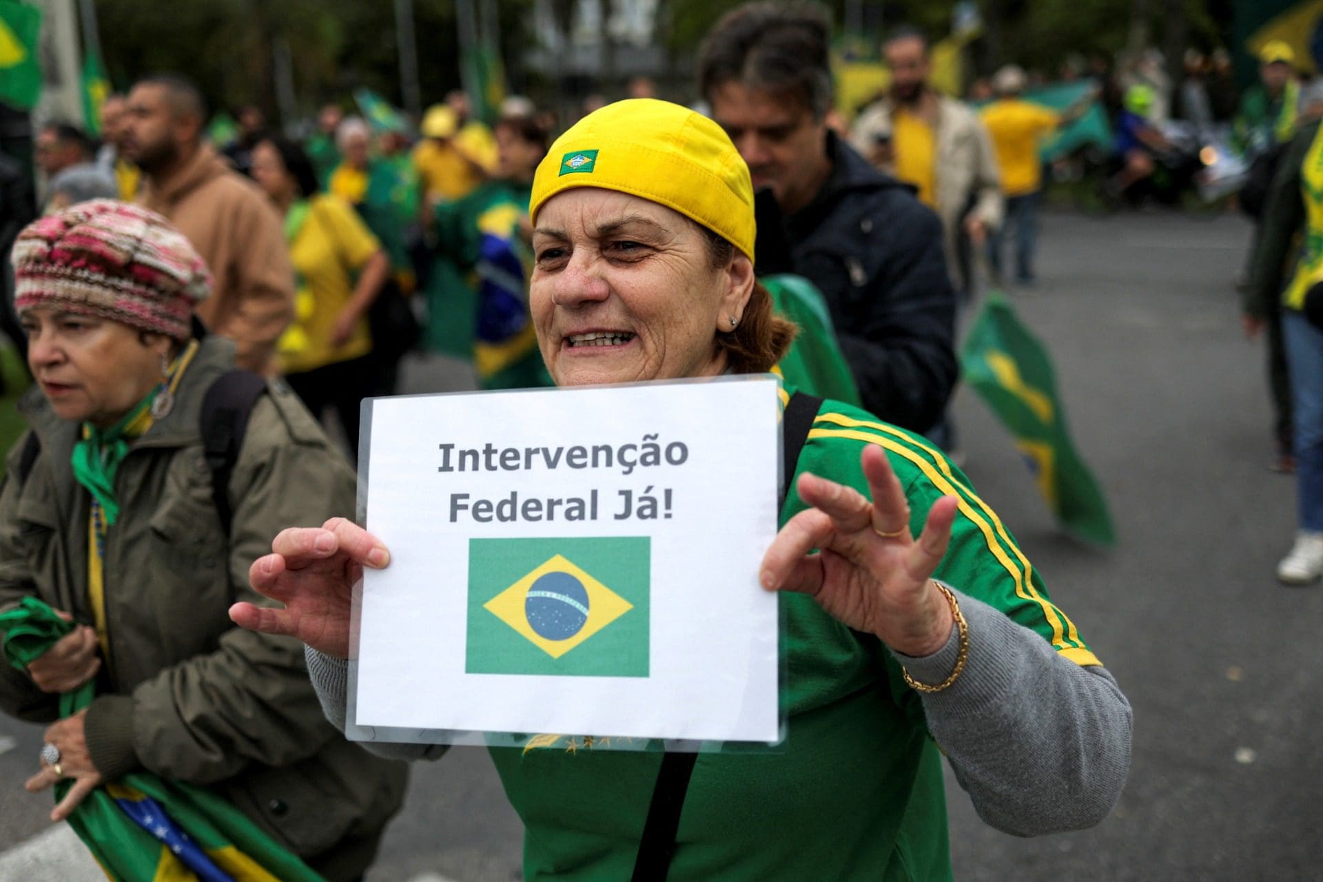 Apoiantes de Bolsonaro pedem intervenção militar