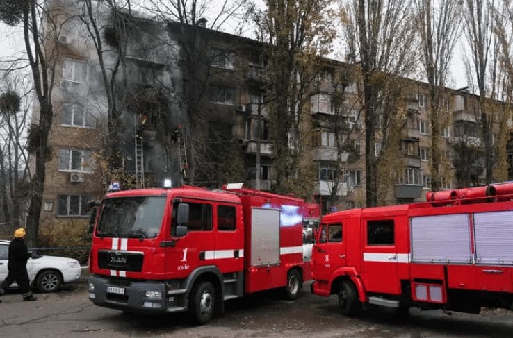 Dois edifícios residenciais em Kiev atingidos por mísseis