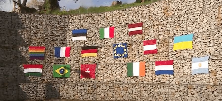 Idosas fazem bandeiras em croché no Porto