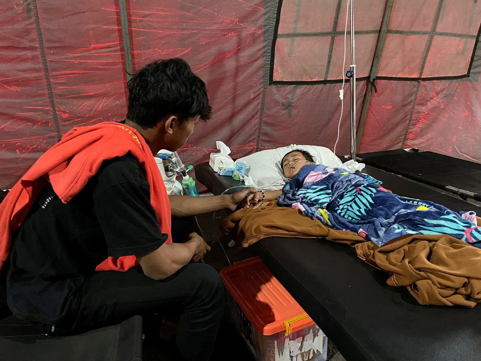 Indonésia: Criança retirada com vida dos escombros três dias após o sismo