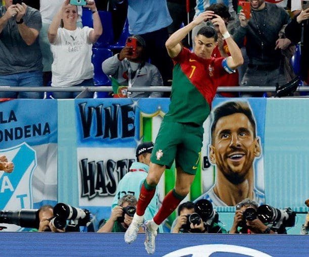 Messi “observa” festejo do golo de Ronaldo
