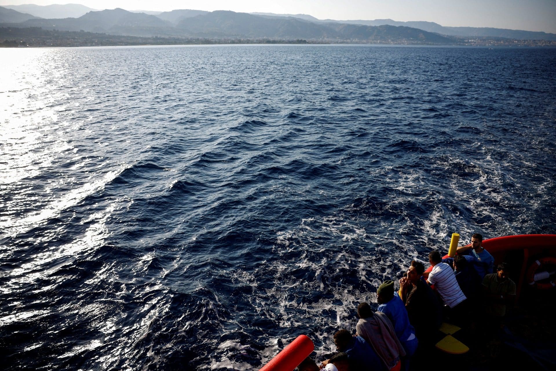 Operação resgata 500 migrantes do Mediterrâneo