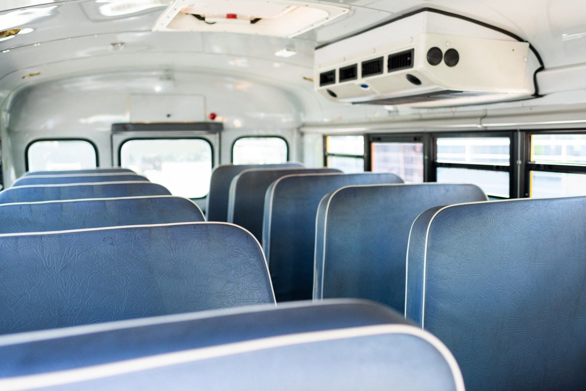 Criança de cinco anos esquecida em autocarro escolar mais de seis horas