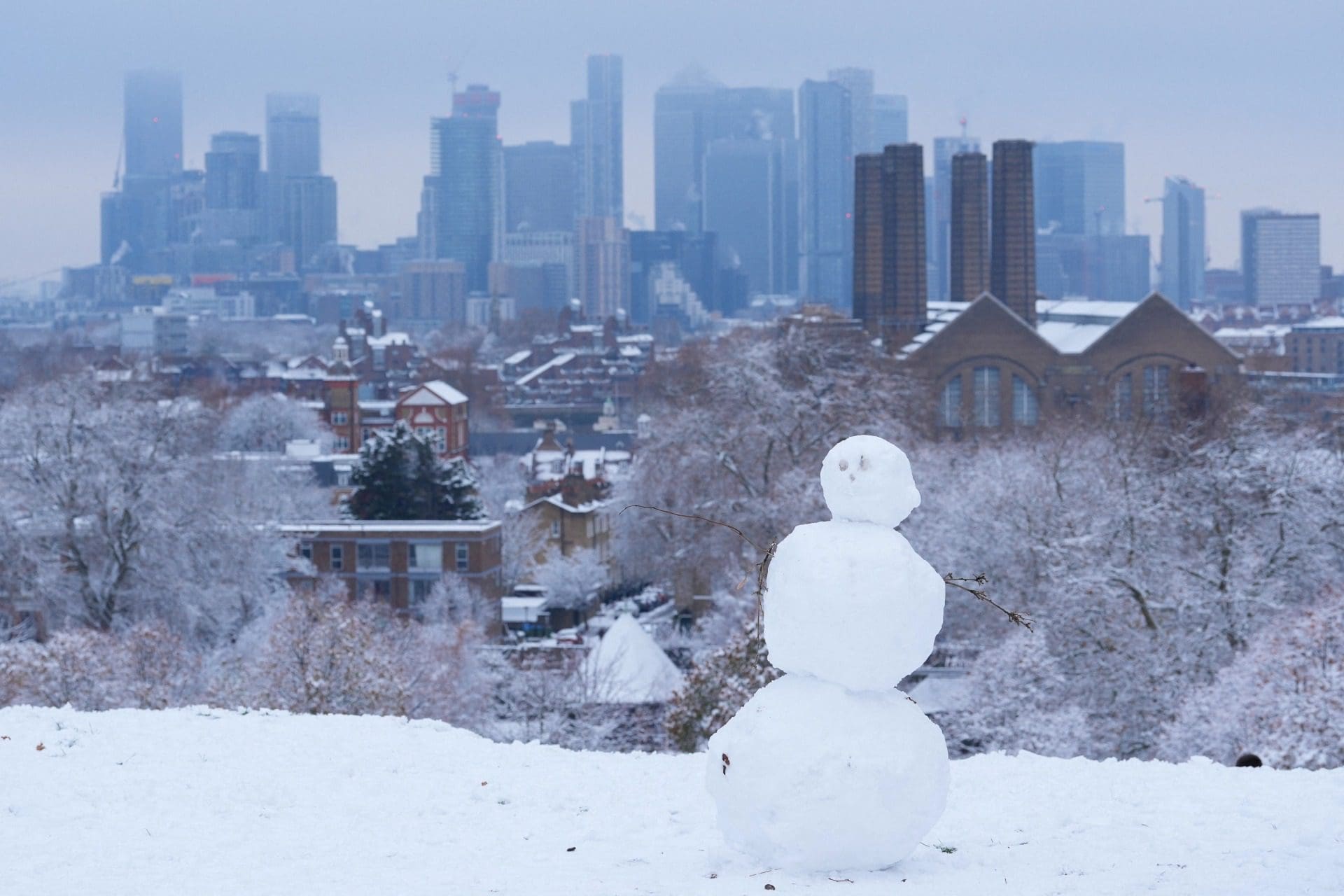 Reino Unido: Temperaturas baixas pintam Londres de branco